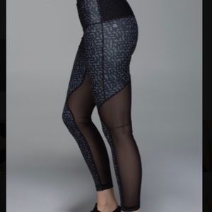Lululemon mesh black patterned leggings